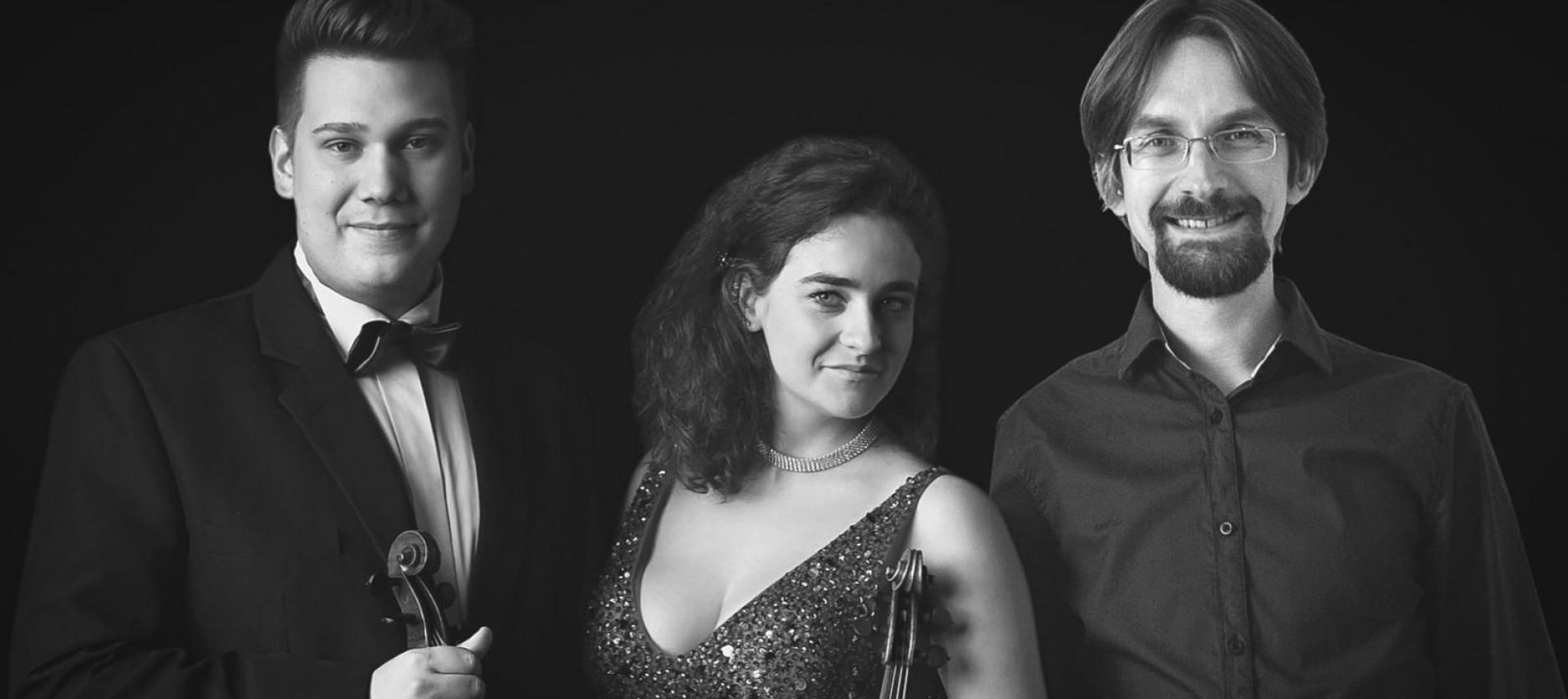 portret kobiety i dwóch mężczyzn